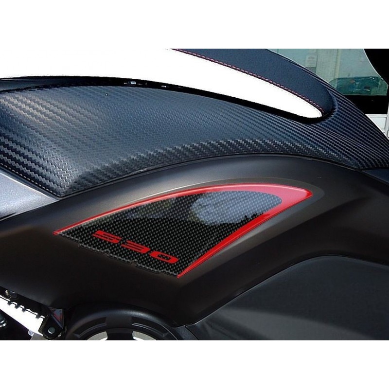 ADESIVO 3D PROTEZIONE LATERALE SOTTOSELLA BOOMERANG YAMAHA T-MAX 530 2012-2016 CARBON ROSSO