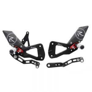 LIGHTECH R-VERSION EINSTELLBARE HINTERE SETS MIT GELENKTEN FUSSRESTS SUZUKI GSX-R 1000 R 2017-2020 (NORMAL/INVERTIERT)
