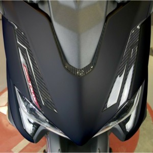 3D-AUFKLEBER VORNE SCHUTZ YAMAHA T-MAX 560 2020-2021 FARBKOHLENSTOFF ROT ERGAL