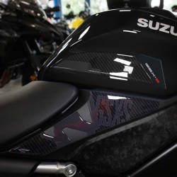 COPPIA ADESIVI 3D PROTEZIONE LATERALE SERBATOIO SUZUKI GSX-S 1000 2021-2024 CARBON LOOK