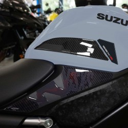 COPPIA ADESIVI 3D PROTEZIONE LATERALE SERBATOIO SUZUKI GSX-S 1000 2021-2024 CARBON LOOK