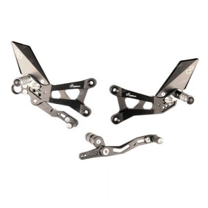 PEDANE ARRETRATE REGOLABILI LIGHTECH CON POGGIAPIEDI SNODATI YAMAHA R6 2021-2024 (STANDARD/ROVESCIATO)