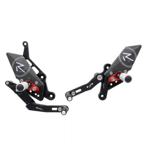 JUEGOS TRASEROS REGULABLES LIGHTECH R-VERSION CON ESTRIBERAS ARTICULADOS YAMAHA MT-07 2025
