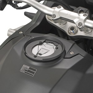 BRIDA DEPOSITO PARA BOLSA GIVI TANKLOCK KOVE 800 XPRO 2024-2025