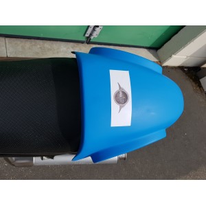 CUBRE ASIENTO UNIVERSAL CAFE RACER CON PLACA NUMERO